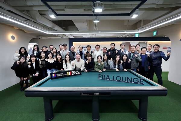 다니엘 산체스 등 프로당구 선수들이 5일 서울 논현동 ‘PBA 라운지 1호점’ 개소식에서 기념사진을 찍고 있다. PBA 제공