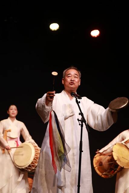 비나리는 농악패의 상쇠가 정초에 가가호호를 돌며 일년 열두달 액을 막고 복을 불러들이는 소리이다. ‘김운태 전(傳)’에서 춤꾼 김운태가 직접 꽹과리를 잡고 관객들의 복을 빌었다. 구기훈 사진작가 제공