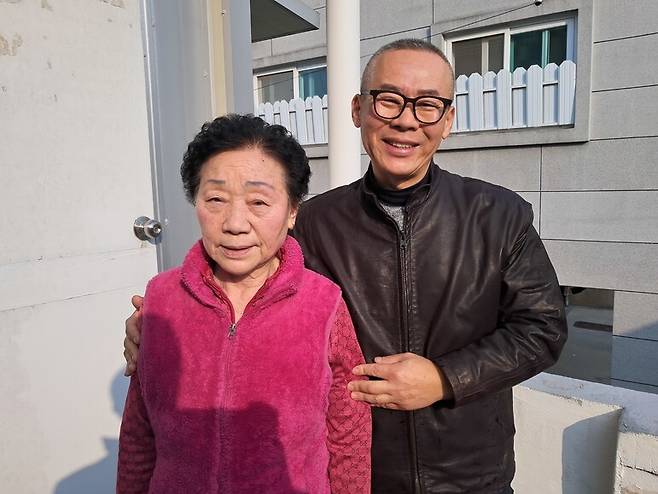 지난 15일 광주시 서구 쌍촌동 자택에서 한겨레와 만난 박영희·김도환 모자가 인터뷰를 마친 뒤 포즈를 취하고 있다. 고경태 기자