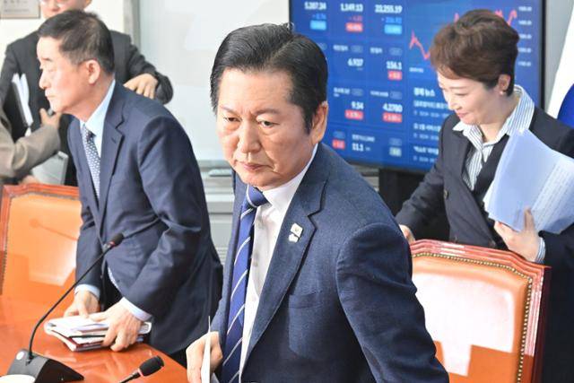 정청래 더불어민주당 대표가 4일 국회에서 열린 최고위원회의를 마친 뒤 회의장을 나서고 있다. 민경석 기자