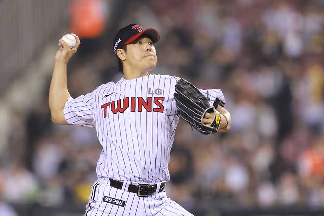 <yonhap photo-4518=""> 역투하는 LG 김진성 (서울=연합뉴스) 신현우 기자 = 27일 서울 잠실야구장에서 열린 프로야구 2025 신한 SOL 뱅크 KBO리그 한화 이글스와 LG 트윈스의 경기. 8회초 교체 투입된 LG 투수 김진성이 역투하고 있다. 2025.5.27 nowwego@yna.co.kr/2025-05-27 20:48:20/ <저작권자 ⓒ 1980~2025 ㈜연합뉴스. 무단 전재 재배포 금지, AI 학습 및 활용 금지></yonhap>