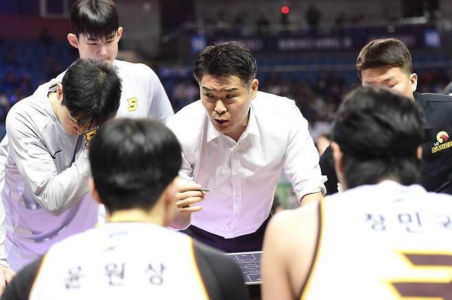 5일 서울 잠실실내체육관에서 열린 2025~26 프로농구 정규리그 서울 삼성전을 승리로 이끈 조상현 LG 감독. KBL 제공
