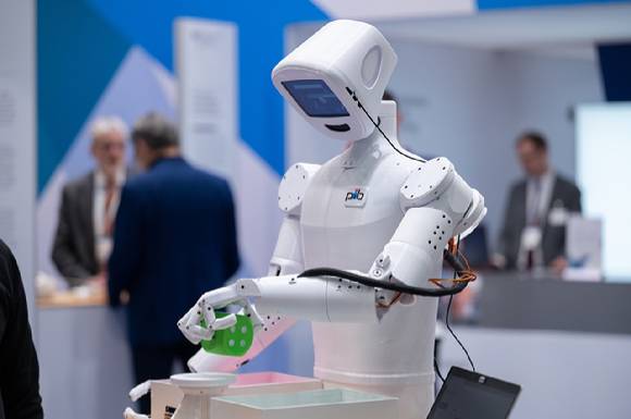 2025 하노버 산업박람회 현장에 AI 기술이 탑재된 로봇이 전시된 모습. [사진=하노이메세]