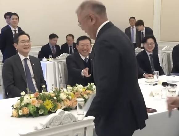 정의선 현대차 회장이 이 대통령 자리에 잘못 앉을 뻔해 현장에서 웃음이 터졌다. [사진=MKTK 유튜브 캡처]