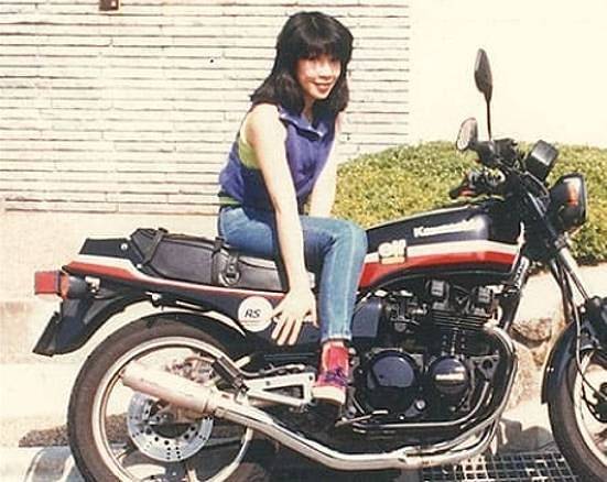 자신의 '애마' 가와사키 Z400과 함께 포즈를 취한 다카이치 사나에. 다카이치는 이것을 타고 전국을 돌아다녔다고 한다. [사진 다카이치 사나에 홈페이지]