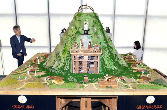 대전 국립중앙과학관 2층 한국과학기술사관에 전시된 자동 물시계 흠경각 옥루. 김성태 객원기자