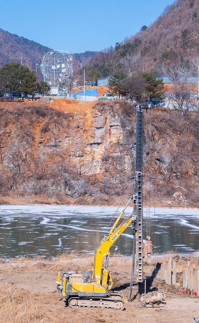 단종 승하 뒤 시중들이 강물에 뛰어든 낙화암(금강공원). 현재 경관 보도교와 전망 타워를 놓는 공사가 진행 중이다. 백종현 기자