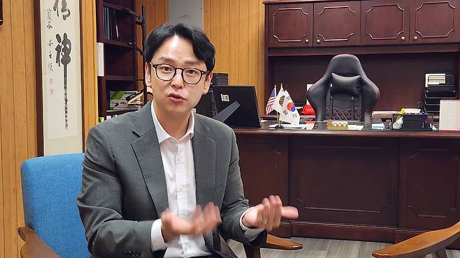 스티브 강 LA 한인회 이사장이 지난해 6월 LA한인회 사무실에서 중앙일보와 인터뷰하고 있다. LA=강태화 특파원