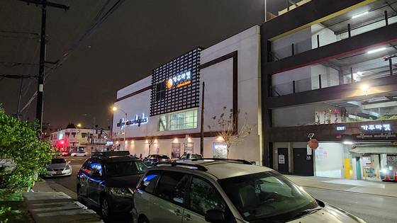 지난해 6월 11일(현지시간) 오후 10시께 미국 로스앤젤레스(LA) 코리아타운에 트럼프 정부의 강경한 이민 정책에 반대하는 시위대가 기습 시위를 벌였다. 지난 6일 LA에서 대규모 시위가 시작된 이후 코리아타운에 시위대가 진입한 건 이번이 처음이다. 사진은 '흑인폭동' 당시 한인들이 방어선을 쳤던 '가주메켓'의 모습. LA=강태화 특파원