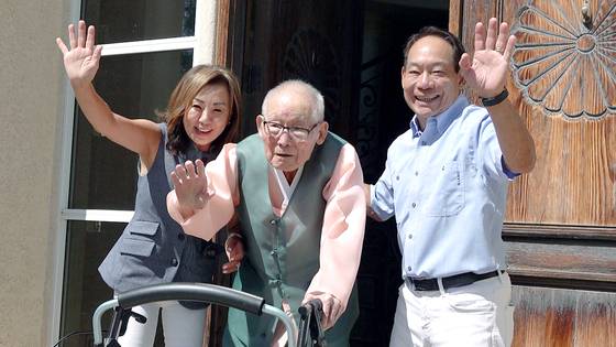 이하전 독립지사가 2024년 8월 9일(현지시간) 미국 캘리포니아주 새크라멘토 자택에서 중앙일보와 인터뷰를 마친 뒤 손을 흔들어 배웅하고 있다. 1921년 11월생인 이 지사는 4일 별세했다. 이 지사의 별세로 생존한 독립지사는 4명으로 줄었다. 새크라멘토=문진욱 기자