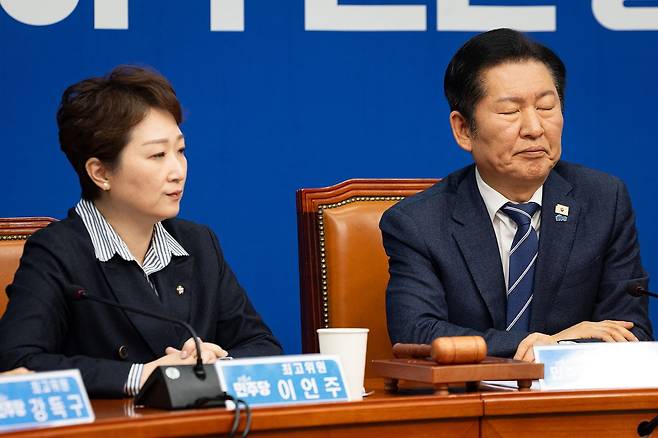 정청래 더불어민주당 대표와 이언주 최고위원이 4일 서울 여의도 국회에서 열린 최고위원회의에서 굳은 표정으로 황명선 최고위원의 발언을 듣고 있다. 뉴스1