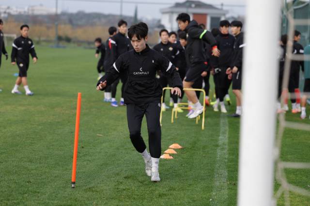 ▲ 강원FC 선수단이 지난달 31일 튀르키예 안탈리아에서 전지훈련에 임하고 있다.  한국프로축구연맹 제공