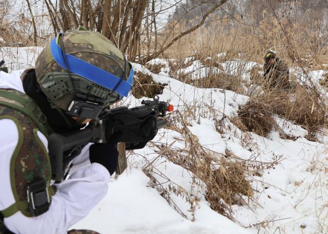 ▲ 육군 제7보병사단은 강추위 속에서 전투 수행 능력을 극대화하기 위해 혹한기 훈련을 실시하고 있다.