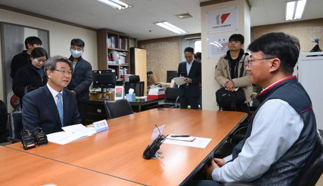 ▲ 김지형 경제사회노동위원회 위원장이 지난해 11월 25일 서울 중구 전국민주노동조합총연맹(민주노총)을 방문해 양경수 민주노총 위원장과 대화하고 있다. 연힙뉴스