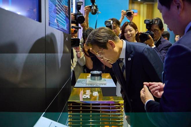 이재명 대통령이 20일 울산 울산전시컨벤션센터에서 열린 인공지능(AI) 글로벌 협력 기업 간담회를 마친 뒤 SK하이닉스의 HBM4를 살펴보고 있다. 2025.6.20. 대통령실 제공