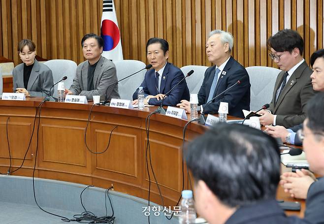 정청대 더불어민주당 대표(왼쪽에서 세번째)가 5일 국회에서 열린 초선의원 모임(더민초) 간담회에서 발언하고 있다. 박민규 기자