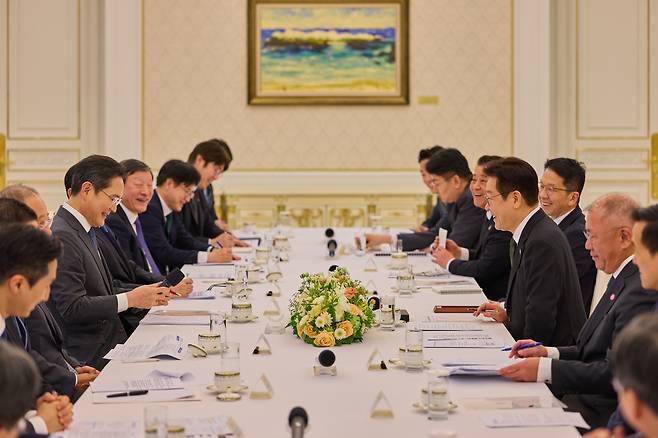 President Lee Jae Myung speaks during a business roundtable on expanding youth employment and regional investment at the Blue House on Feb. 4. [PRESIDENTIAL OFFICE]