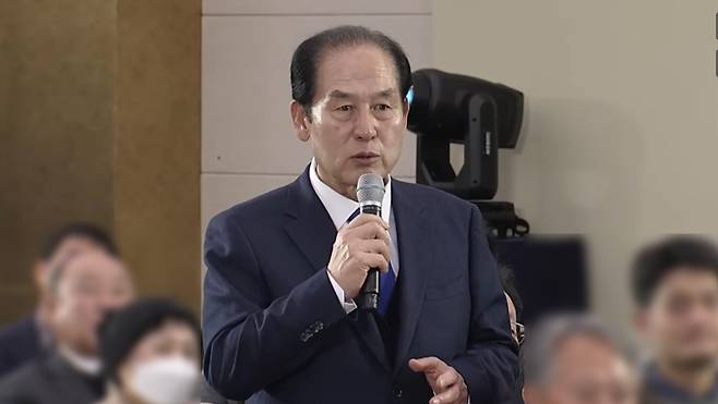 Jindo County Gov. Kim Hee-soo speaks during a town hall meeting on the proposed administrative integration of Gwangju and South Jeolla at the Haenam Culture and Arts Center in South Jeolla on Feb. 4. [SCREEN CAPTURE]
