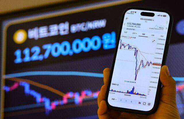 비트코인 가격이 4일 한때 7만3000달러 밑으로 떨어졌다. 케빈 워시 차기 미국 연방준비제도 의장 지명으로 불어닥친 ‘워시 쇼크’와 중동 지역의 정세 불안이 겹친 영향으로 분석된다. 비트코인은 올해 들어 15%가량 떨어지는 등 연일 하락세를 면치 못하고 있다. 이날 서울 강남구 빗썸 라운지 전광판에 비트코인 시세가 표시돼 있다. 뉴시스