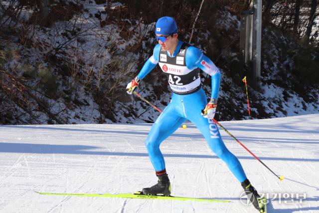 제80회 전국스키선수권대회 크로스컨트리 남자부 프리 30㎞에서 변지영(경기도청)이 역주하고 있다. 경기도 스키·스노보드협회 제공