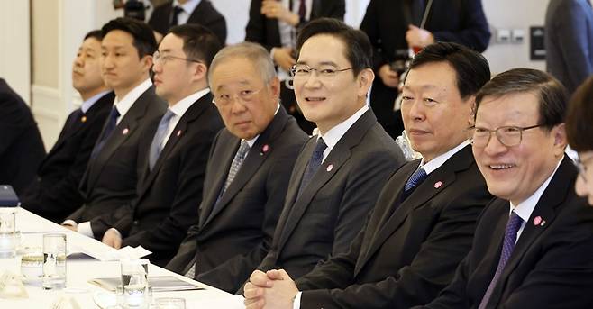 이재용 삼성전자 회장, 신동빈 롯데그룹 회장 등 기업인들이 4일 청와대에서 열린 청년일자리와 지방투자 확대를 위한 기업간담회에서 이재명 대통령을 기다리고 있다. 2026.2.4 [청와대사진기자단 김호영 기자]