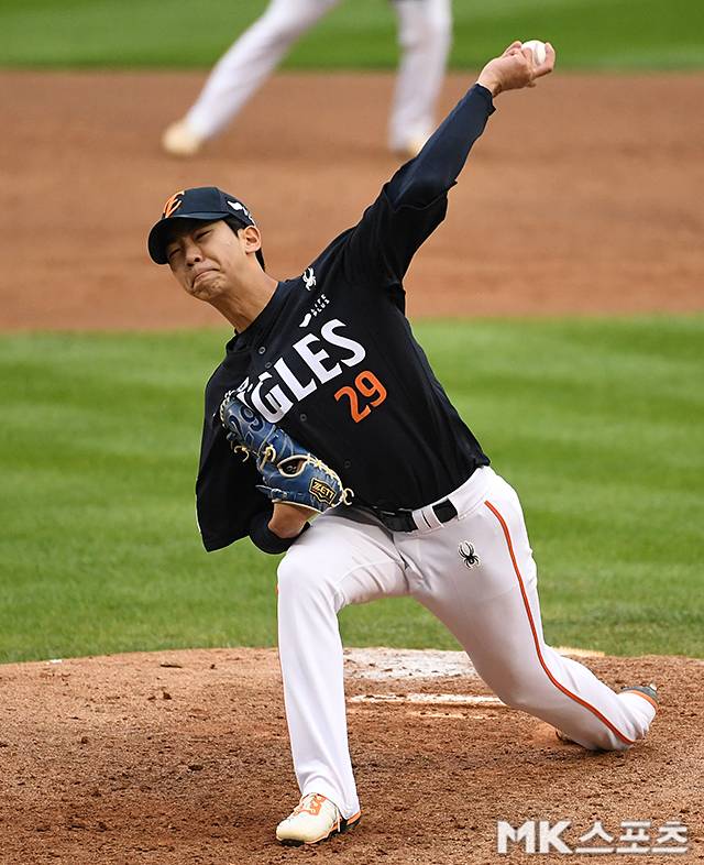 2025년 10월 26일 오후 서울 잠실야구장에서 ‘2025 KBO 포스트시즌’ 한화 이글스와 LG 트윈스의 경기가 열렸다. 6회말 한화 황준서가 역투하고 있다. 사진=천정환 기자