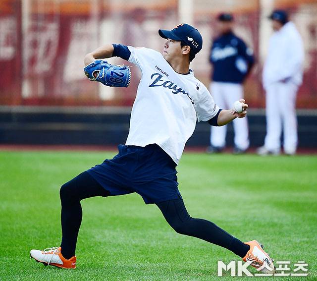 2025년 10월 24일 오후 대전 한화생명볼파크에서 ‘2025 신한 SOL Bank KBO 포스트시즌’ 한화 이글스와 삼성 라이온즈의 플레이오프(5전 3선승제) 5차전이 열린다. 경기에 앞서 한화 황준서가 캐치볼을 하면서 몸을 풀고 있다. 사진=김영구 기자