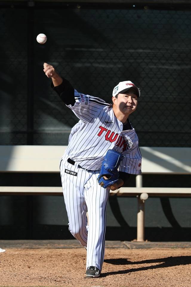 유영찬이 미국 애리조나 스코츠데일 스프링캠프에서 두 번째 불펜 피칭을 하고있다. 사진=LG 제공