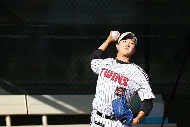 스프링캠프 두 번째 불펜 피칭을 하고 있는 유영찬. 사진=LG 제공