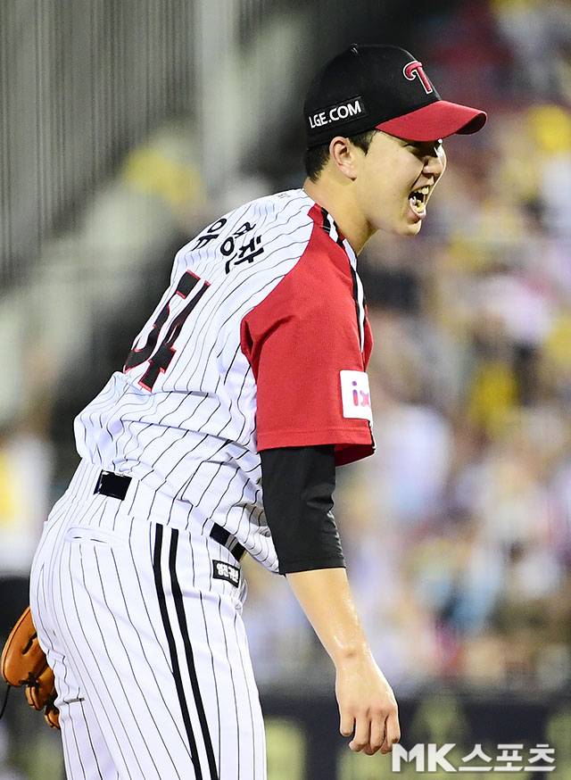 2025년 7월 20일 오후 서울 잠실구장에서 열린 ‘2025 신한 SOL뱅크 KBO 리그’ 롯데 자이언츠와 LG 트윈스 경기에서 LG가 8회에 터진 문보경의 결승타를 앞세워 3-2 짜릿한 역전승을 거두면서 3위 롯데와 승차를 2경기차로 벌렸다. 9회초에 등판한 LG 유영찬이 승리를 마무리 짓고 기뻐하고 있다. 사진=김영구 기자
