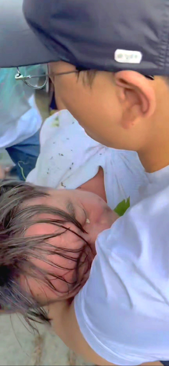 킹덤상무주짓수 MMA 센터 김선현 관장이 필리핀 세부 레아신전 인근 산악도로 낭떠러지 추락 사고 피해자를 구조하고 있다. 사진=스탠다드앤드프로그레스 스포츠에이전시 제공