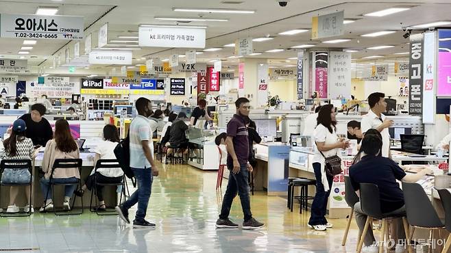 5일 서울 광진구 강변테크노마트 6층 휴대전화 집단상가. /사진=성시호
