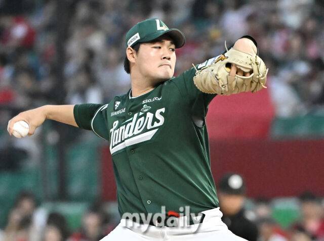 27일 오후 인천광역시 문학동 SSG랜더스필드에서 진행된 '2025 프로야구 KBO리그' SSG랜더스와 한화이글스의 경기. SSG 전영준이 역투하고 있다./마이데일리