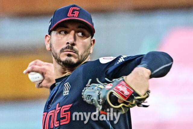 5일 인천 SSG랜더스필드에서 열린 '2025 신한 SOL BANK KBO리그' 롯데 자이언츠와 SSG 랜더스 경기. 롯데 선발 벨라스케즈가 힘차게 투구하고 있다./마이데일리