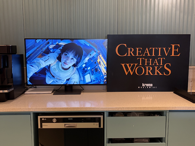 덱스터크레마 본사 내부에서 AI 광고 영상이 송출되는 모습 [차민주 기자/chami@]