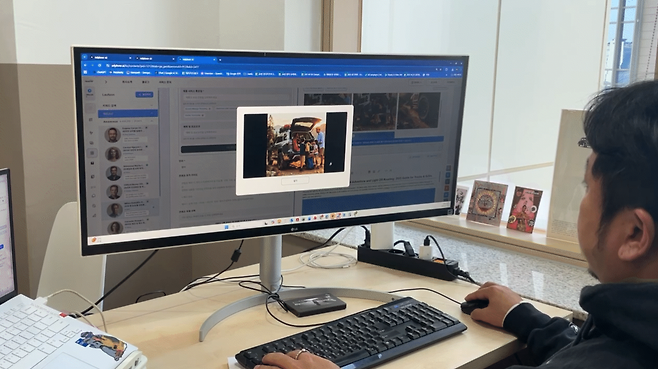 덱스터크레마 직원이 ‘애드플로러’를 활용해 광고 마케팅을 집행하는 모습 [덱스터 제공]