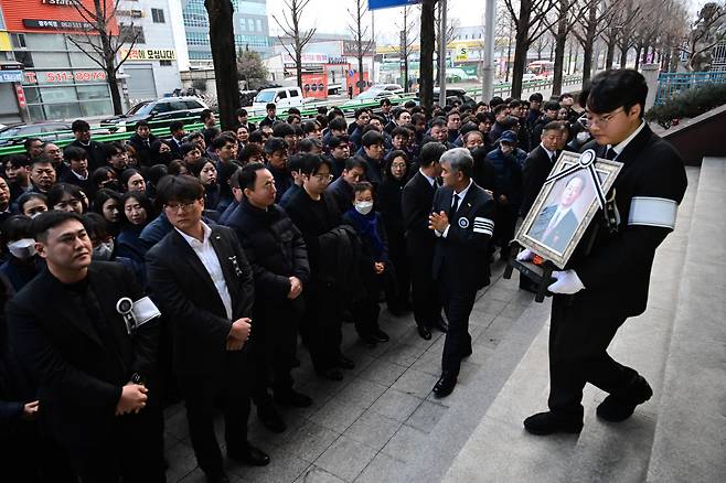 故정창선 헤럴드·중흥건설그룹 회장 발인일인 5일 오전 광주광역시 북구 중흥그룹 본사 앞에서 임직원들이 정 회장을 추모하고 있다. 이날 임직원들은 고인에게 마지막 작별 인사를 건넸다. [광주=박해묵 기자]