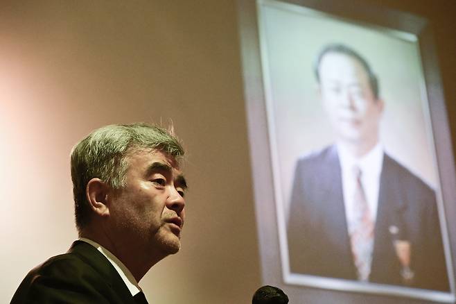 故정창선 헤럴드·중흥건설그룹 회장의 영결식이 5일 오전 광주광역시 서구 VIP장례타운에서 거행됐다. 상주인 정원주 중흥그룹 부회장 겸 헤럴드·대우건설 회장이 추도사를 하며 고인의 극락왕생을 발원했다. [광주=박해묵 기자]