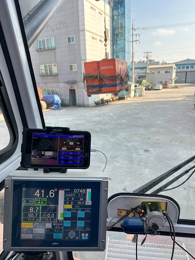 크레인 내부에 설치된 통합안전관리시스템.[한국생산기술연구원 제공]