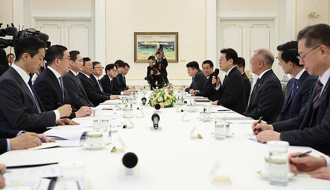 이재명(오른쪽 네번째) 대통령이 4일 청와대에서 열린 ‘청년 일자리와 지방투자 확대를 위한 기업간담회’에서 발언하고 있다.  [연합]