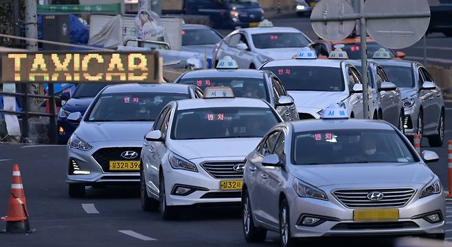택시들이 줄을 지어 손님을 기다리고 있다.  [헤럴드DB]