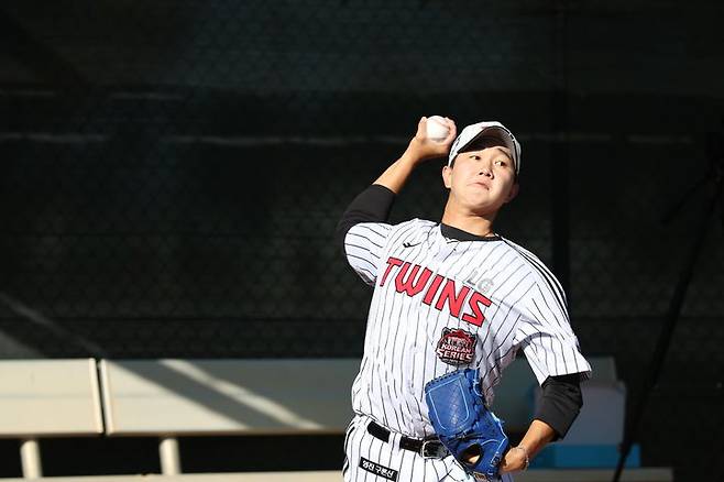 [서울=뉴시스] 프로야구 LG 트윈스 스프링캠프에서 공을 던지는 마무리 투수 유영찬. (사진=LG 제공). 2026.02.04. *재판매 및 DB 금지