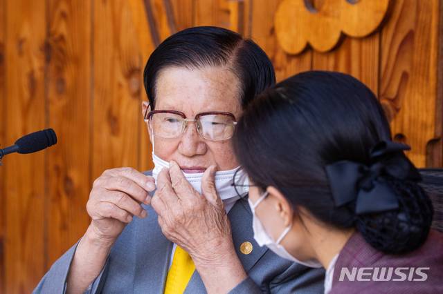 [가평=뉴시스] 김선웅 기자 = 이만희 신천지예수교 증거장막성전 총회장이 2일 오후 경기 가평군 신천지 평화의 궁전에서 열린 신종 코로나바이러스 감염증(코로나19) 사태 관련 기자회견을 하던 중 마스크를 내리고 있다. 2020.03.02. photo@newsis.com