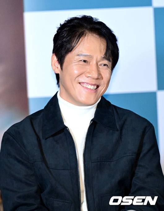 [OSEN=최규한 기자] 31일 오후 서울 용산 CGV에서 영화 ‘달팽이 농구단’ (감독 고은기) 언론시사회 및 간담회가 열렸다.‘달팽이 농구단’은 전 국가대표 농구선수가 휠체어 농구감독을 맡으면서 진정한 리더로 성장하게 되는 감동 스토리를 그린 휴먼 액션이다. 휠체어 농구는 장애인과 비장애인 구분 없이 함께 코트를 누비며 참여하는 통합 스포츠다.배우 박호산이 인사말을 전한 뒤 미소짓고 있다. 2025.10.31 / dreamer@osen.co.kr