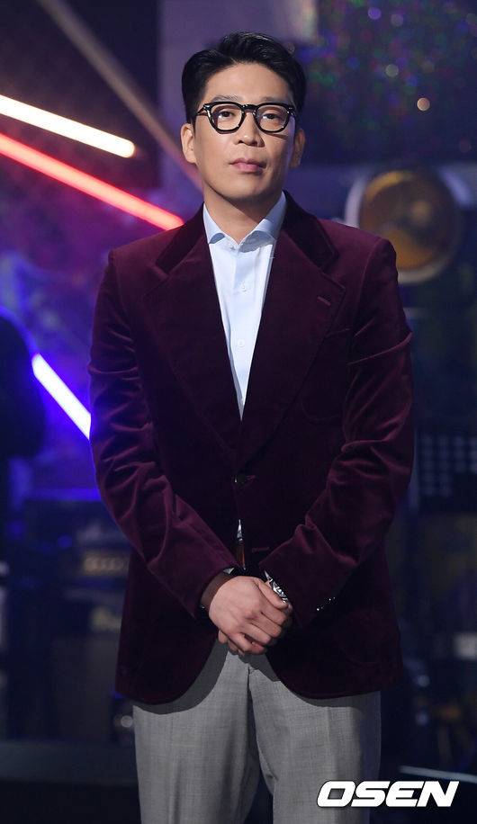 [OSEN=민경훈 기자] 25일 오후 서울시 광진구 광장동 예스24 라이브홀에서 MC몽(엠씨몽) 정규8집 ‘CHANNEL 8’ 발매 기념 음감회가 열렸다.엠씨몽이 무대 위에서 포토타임을 갖고 있다./ rumi@osen.co.kr