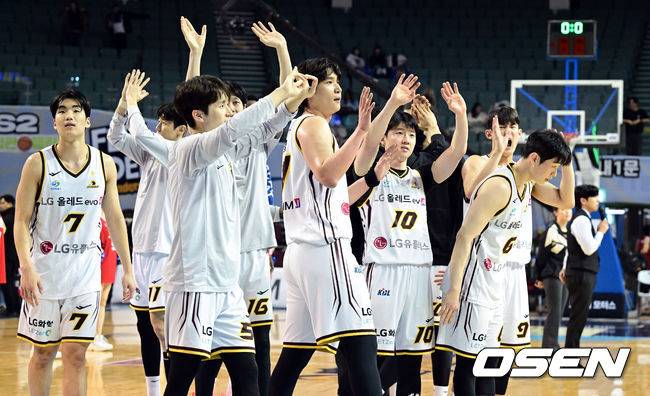 [OSEN=잠실실내체, 조은정 기자]5일 서울 잠실실내체육관에서 2025-26 LG전자 프로농구 서울 삼성과 창원 LG의 경기가 진행됐다.창원 LG는 서울 삼성을 상대로 107-79 승리를 거두며 3연승을 질주했다.LG가 승리를 기뻐하고 있다. 2026.02.05 /cej@osen.co.kr