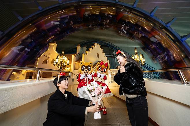 롯데월드는 화이트데이 밤을 오직 한 커플만을 위한 공간으로 비워두기로 했다. ‘FOREVER MOMENTS on White day(포에버 모먼츠 온 화이트데이)’로 이름 붙여진 이번 행사는 ‘둘만이 간직할 수 있는 꿈같은 밤’을 선사하는 데 집중한다. 롯데월드 제공