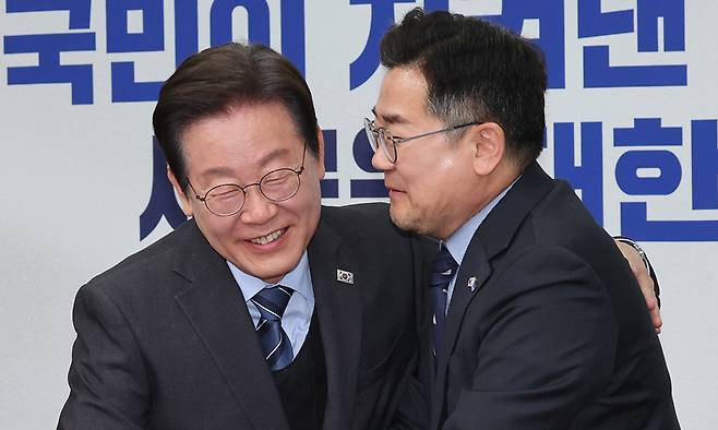 2025년 4월 더불어민주당 당시 이재명 대표가 서울 여의도 국회에서 열린 최고위원회의에서 박찬대 원내대표와 포옹하고 있다. 연합뉴스
