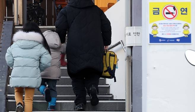 서울시내 한 어린이집에서 어린이들이 등원하는 모습. 뉴스1