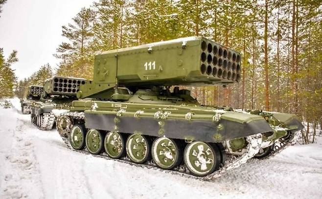 러시아군이 보유한 TOS-1A 열압력 로켓 발사대 자료사진